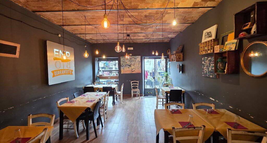 Piatti tipici e tavoli in piazza Osteria Emporio 48 Poggio Mirteto - GeoSabina