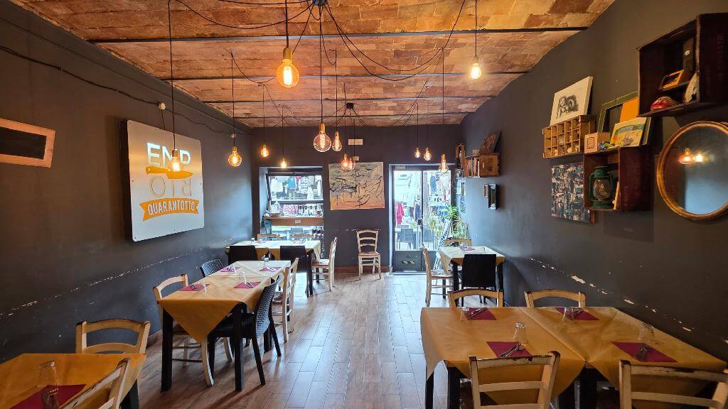 Piatti tipici e tavoli in piazza Osteria Emporio 48 Poggio Mirteto - GeoSabina