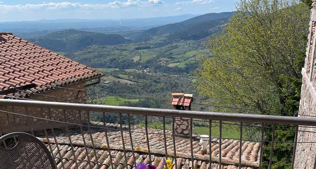 Terrazza panoramica sui tetti Casa Borgo Montasola - GeoSabina