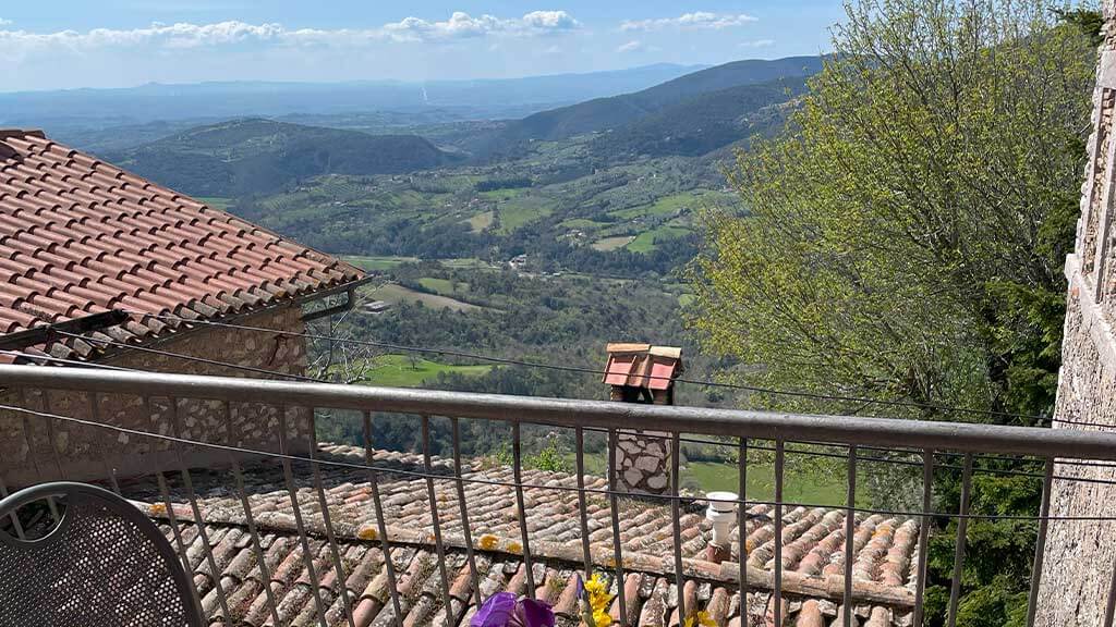Terrazza panoramica sui tetti Casa Borgo Montasola - GeoSabina