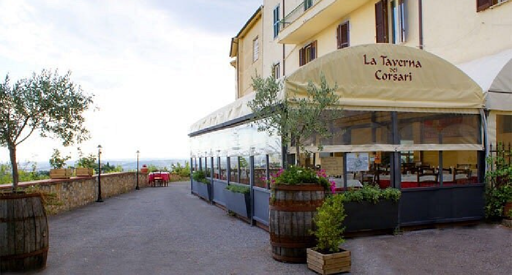 Pizza artigianale e vista panoramica La Taverna dei Corsari Montopoli di Sabina - GeoSabina