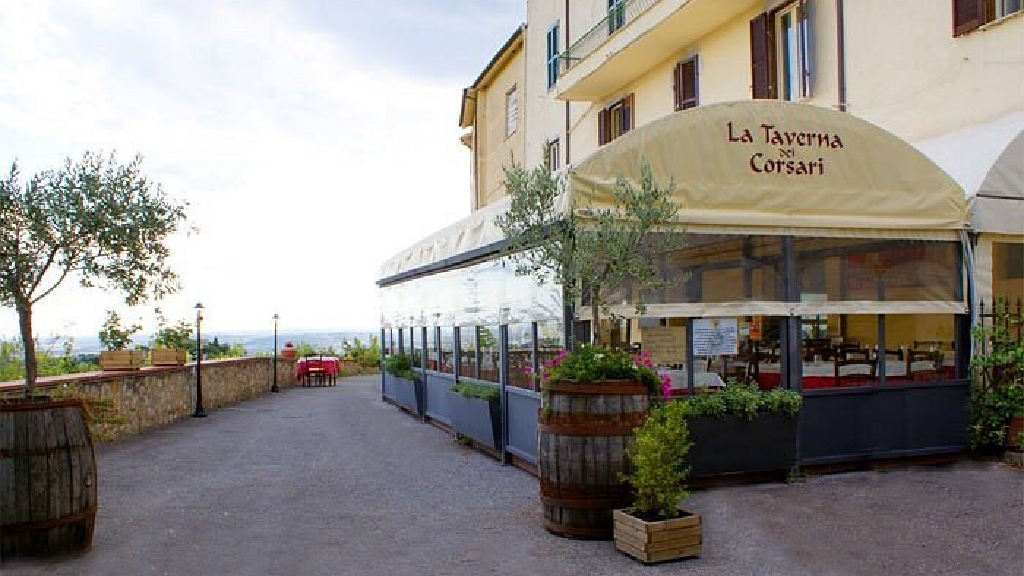 Pizza artigianale e vista panoramica La Taverna dei Corsari Montopoli di Sabina - GeoSabina