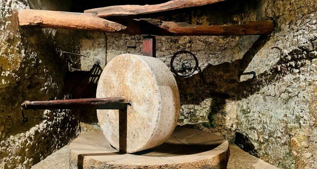 Installazione artistica e frantoio storico al Museo dell'Olio di Castelnuovo di Farfa in Sabina