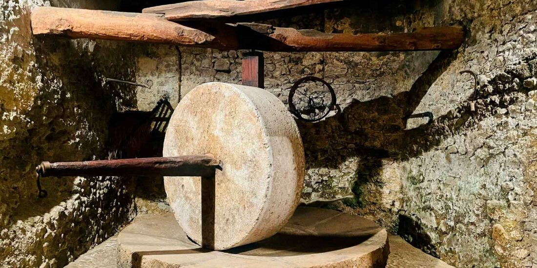 Installazione artistica e frantoio storico al Museo dell'Olio di Castelnuovo di Farfa in Sabina