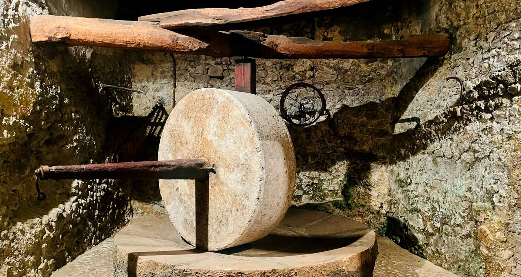 Installazione artistica e frantoio storico al Museo dell'Olio di Castelnuovo di Farfa in Sabina